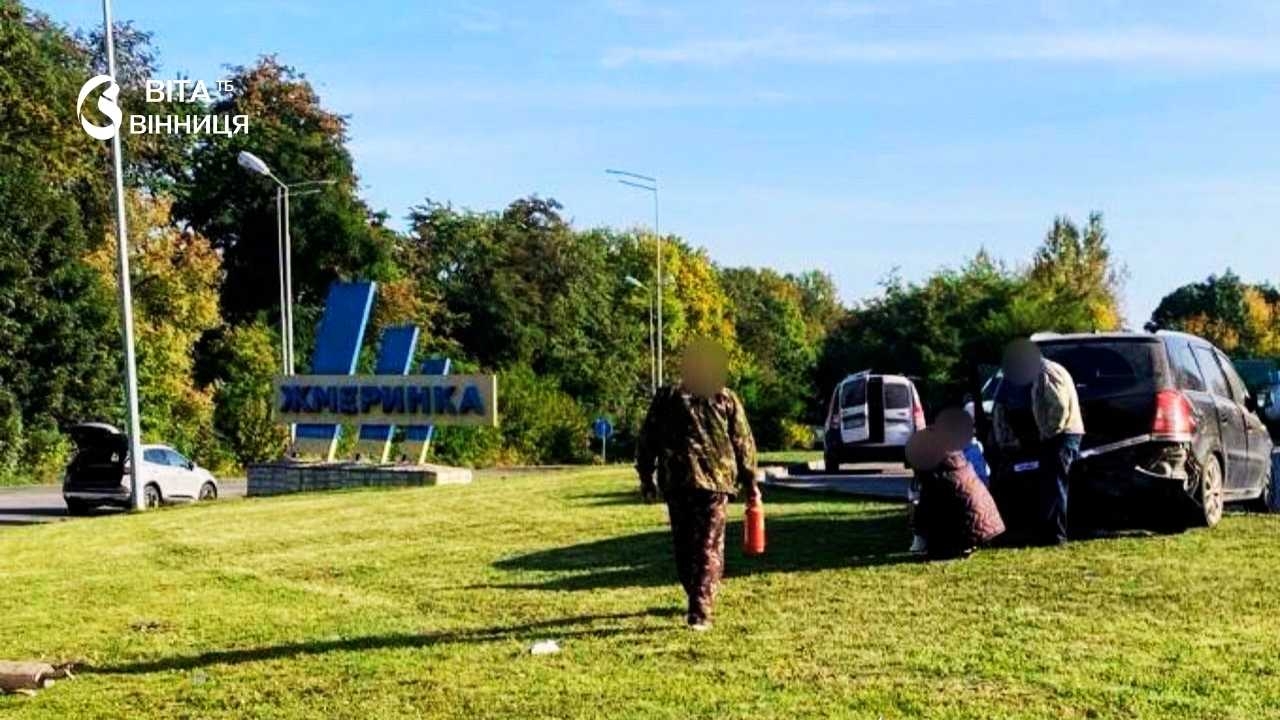На трасі під Жмеринкою зіткнулися три автівки: 64-річного водія та його пасажирку госпіталізували