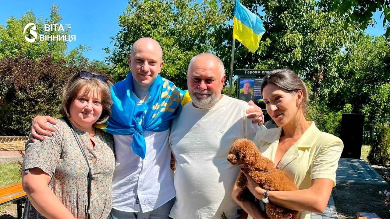 На Вінниччині громада квітами зустріла захисника, який повернувся з російського полону