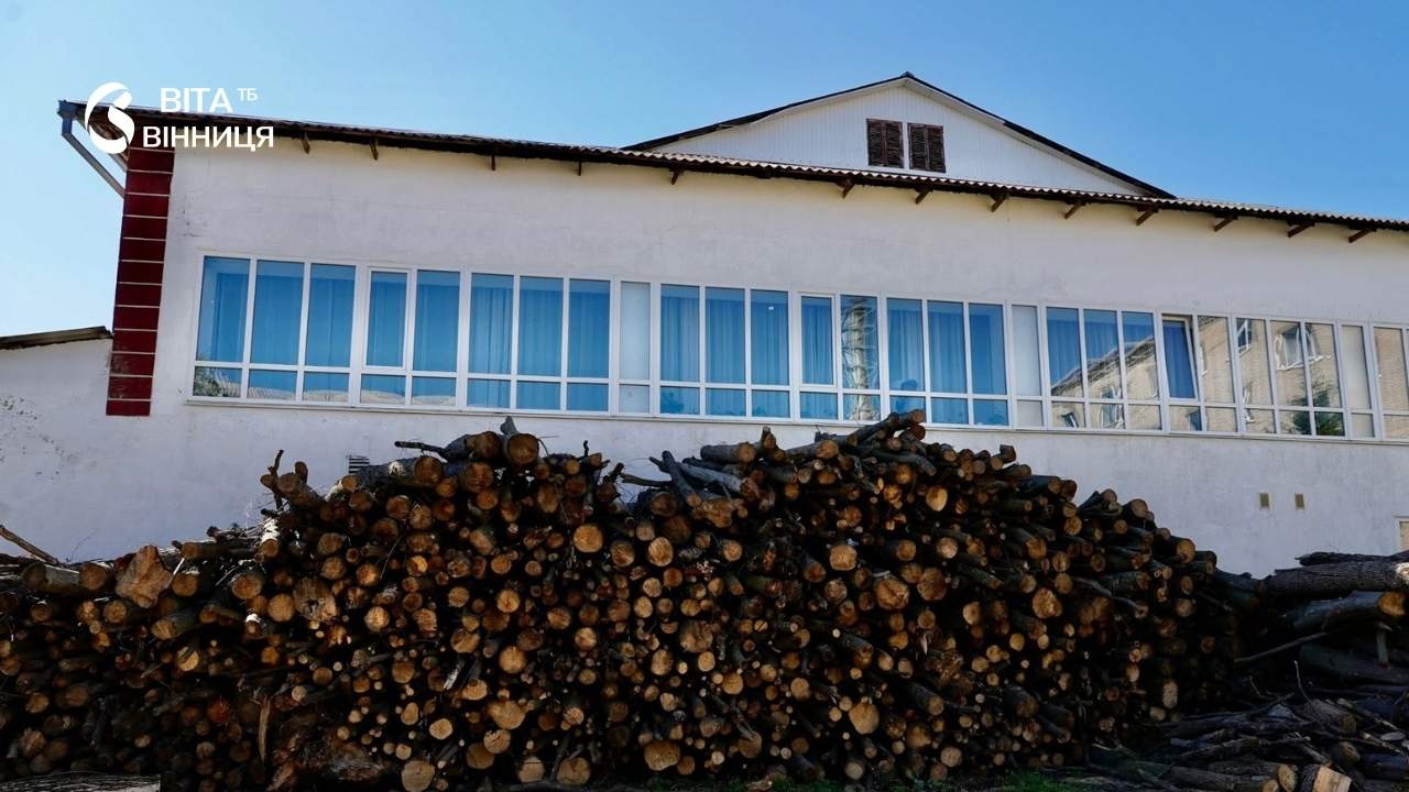 На Вінниччині лісівники завчасно готують коледж до опалювального сезону