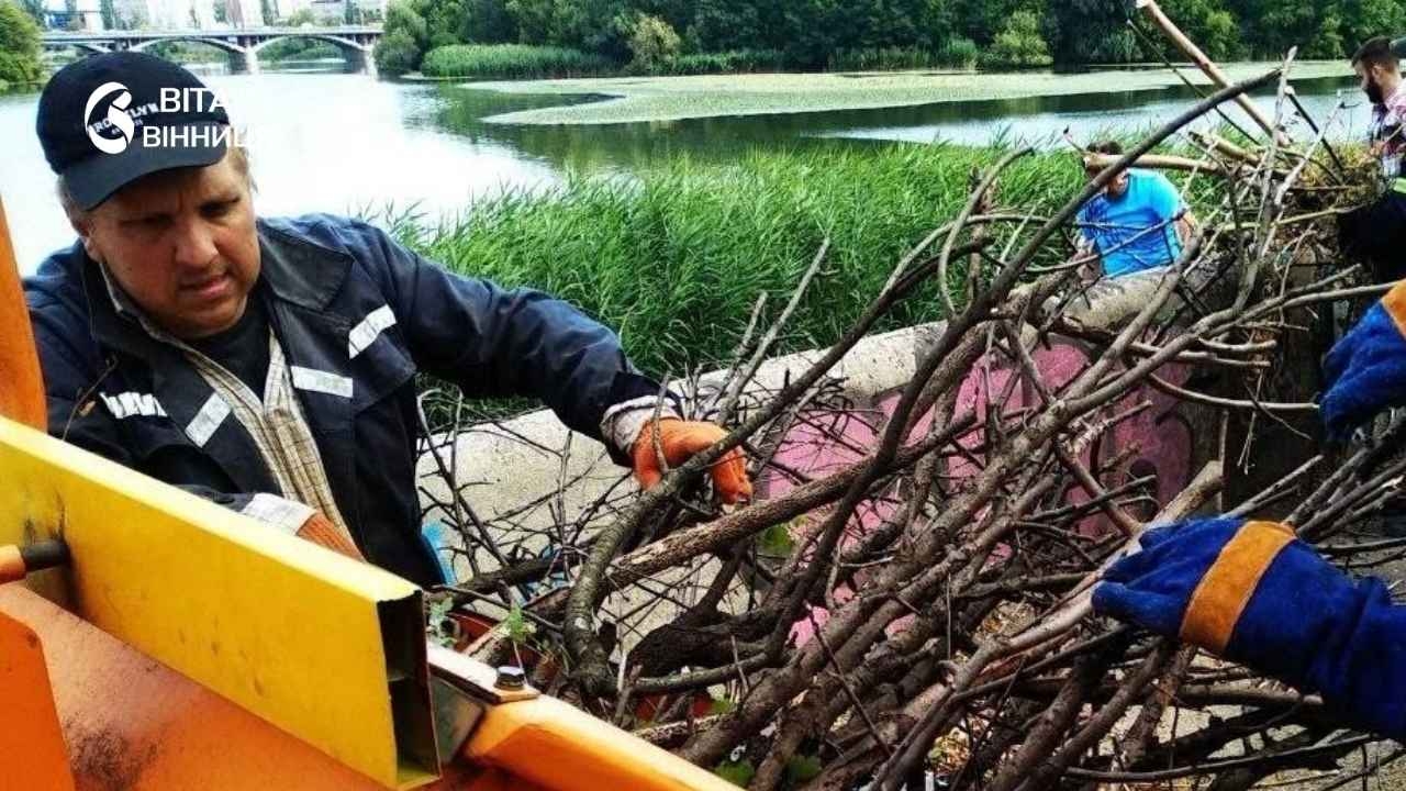 Назбирали три машини гілля: у Вінниці влаштували другу толоку на набережній Південного Бугу