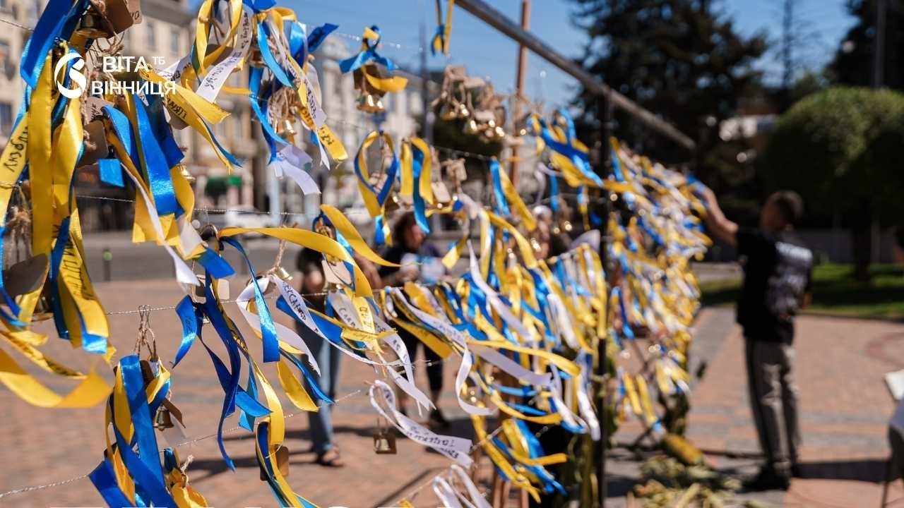 Називають імена Героїв та залишають послання: у Вінниці вперше провели акцію «Голоси пам’яті»