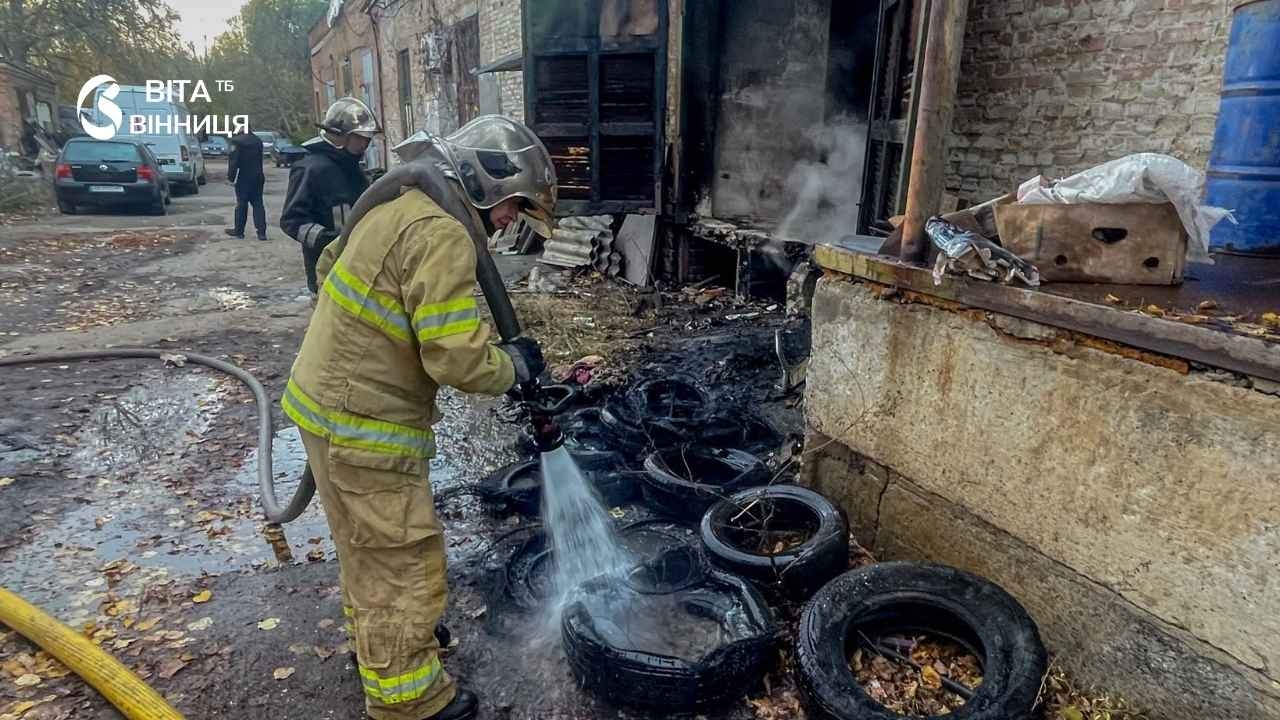 Рятувальники гасять палаючі автомобільні шини біля недіючої будівлі на території підприємства у Вінниці