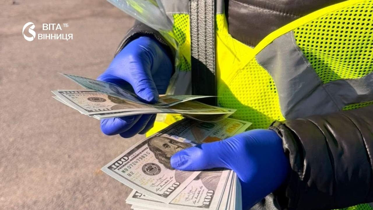Обіцяла зняти з розшуку в ТЦК за $6000 — поліція затримала вінничанку, коли та отримала гроші