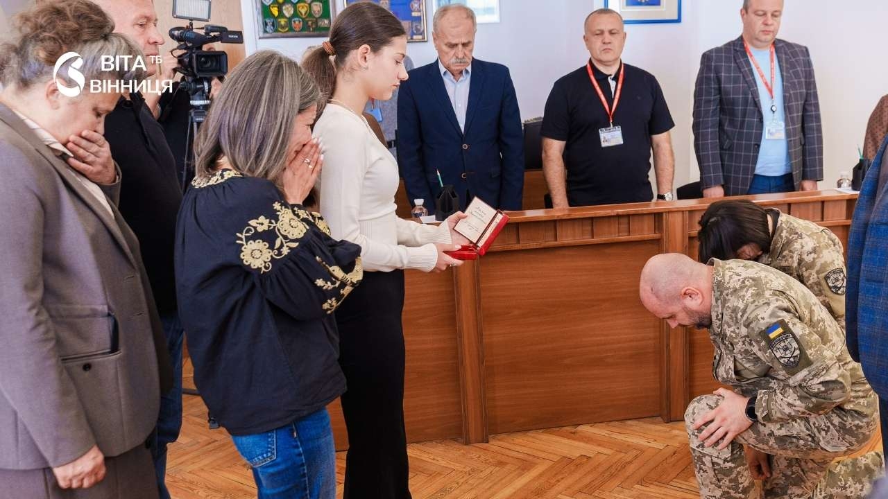 Орден і медаль посмертно: у Вінниці рідні двох полеглих воїнів отримали їхні державні нагороди