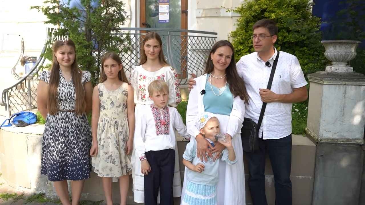 П'ятеро дітей родини Рудих грають на вулицях Вінниці заради 59-ї бригади