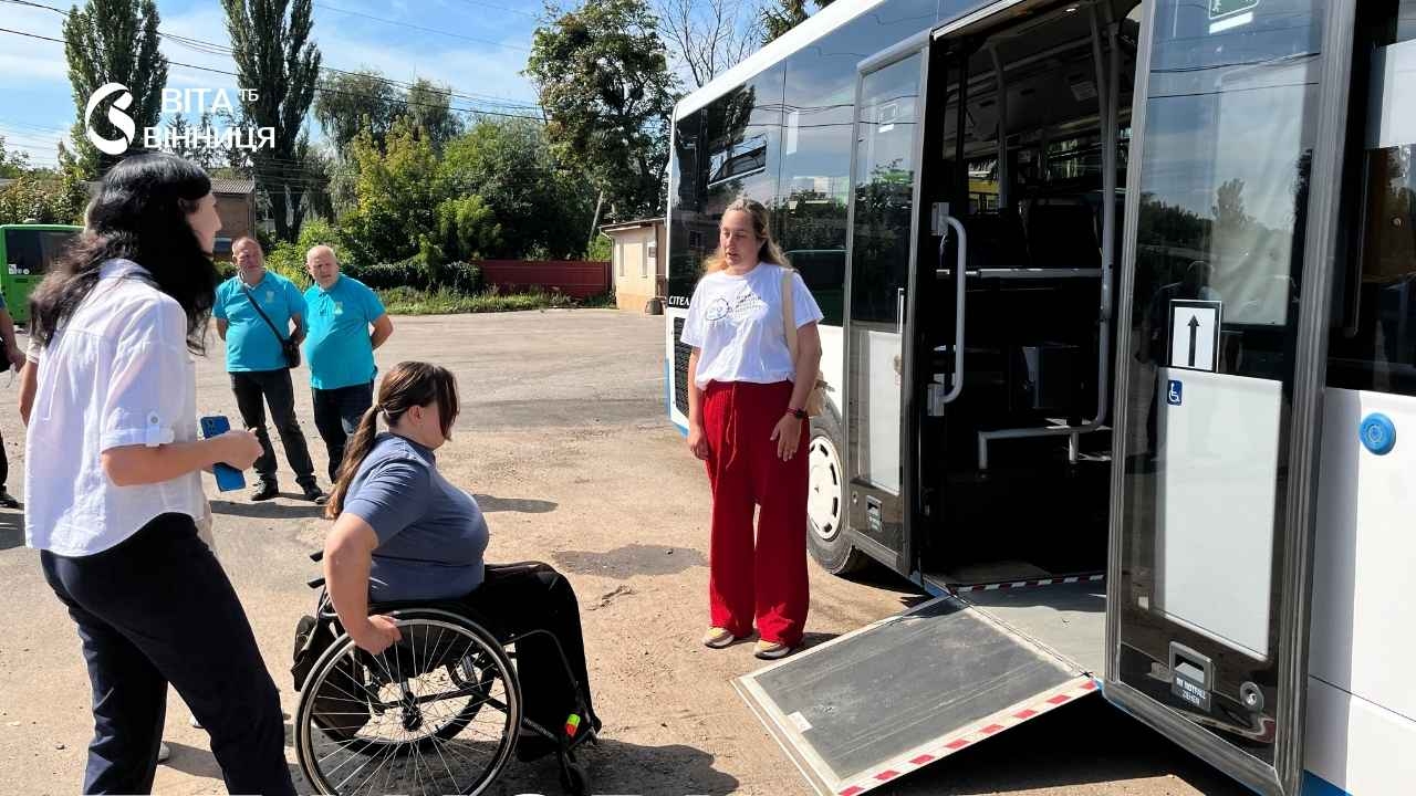 Пандуси, посадка, повага: як вінницькі автобуси стають доступнішими