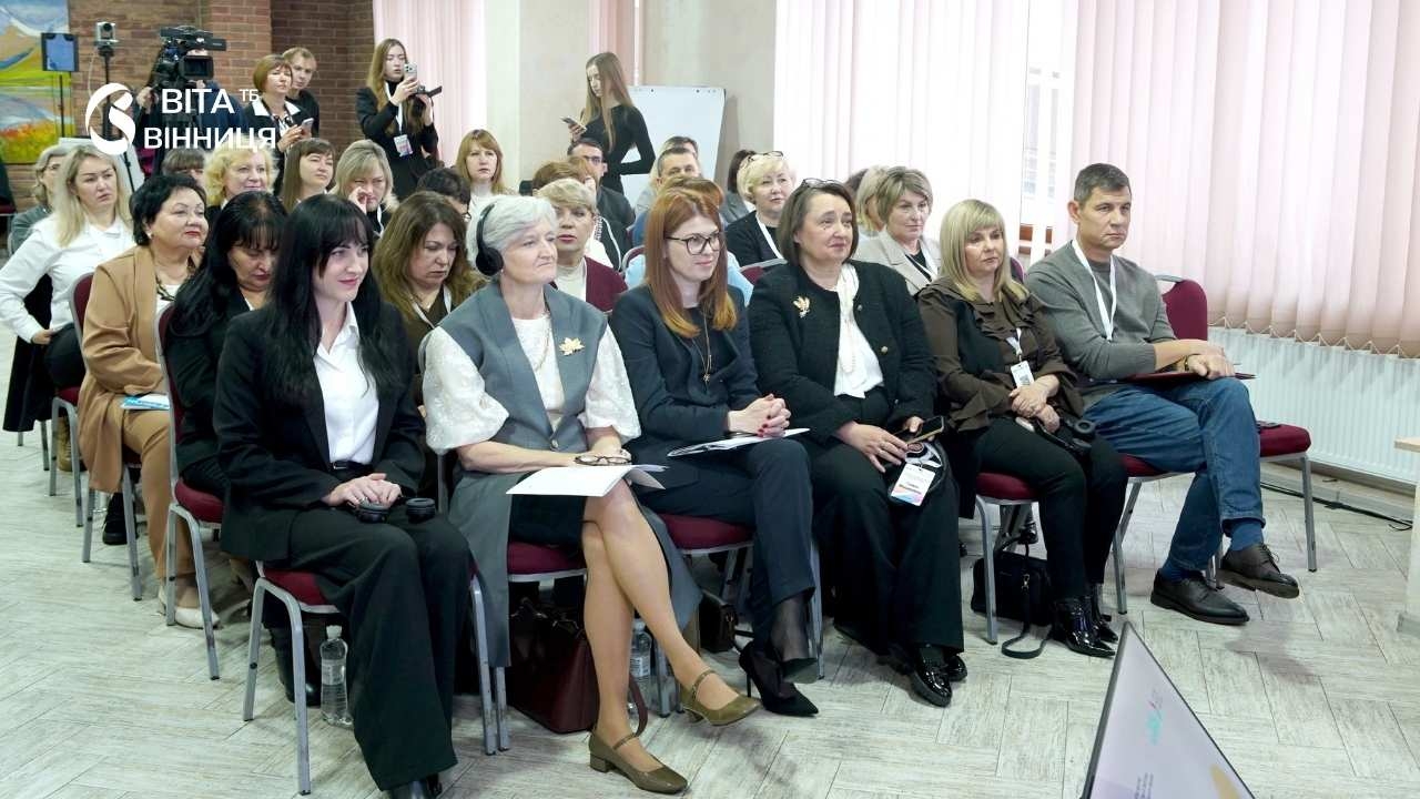 Учасники форуму про рівність жінок і чоловіків у залі у Вінниці під час обговорення досвіду громад