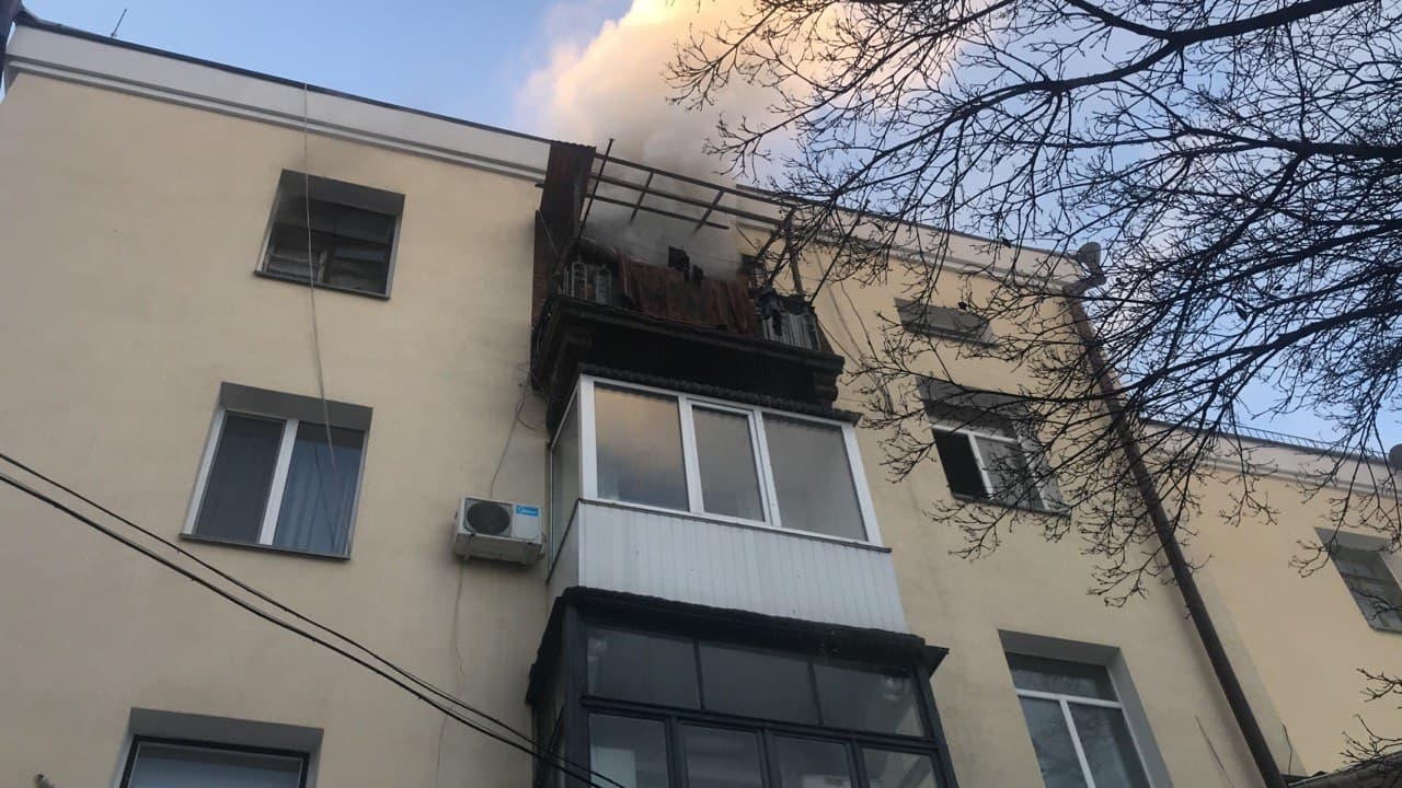 У центрі Вінниці загорілась квартира: вогнеборці врятували двох людей