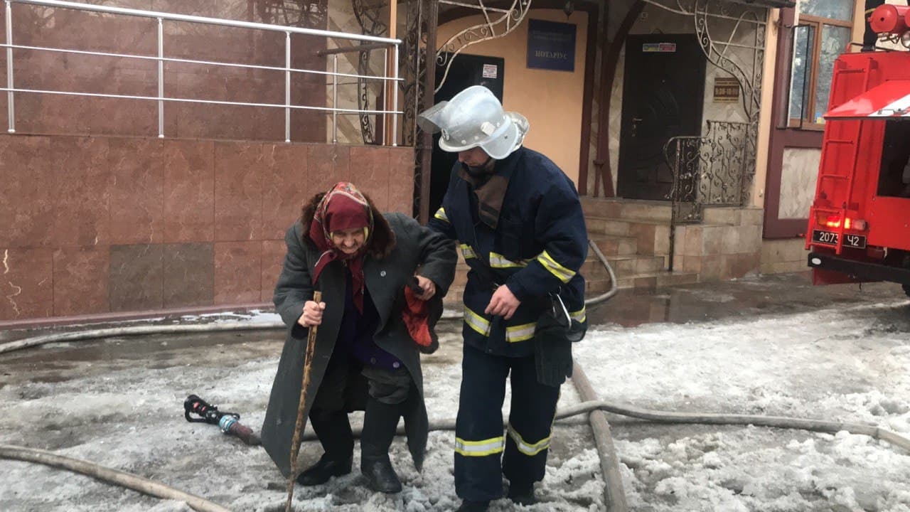У центрі Вінниці загорілась квартира: вогнеборці врятували двох людей