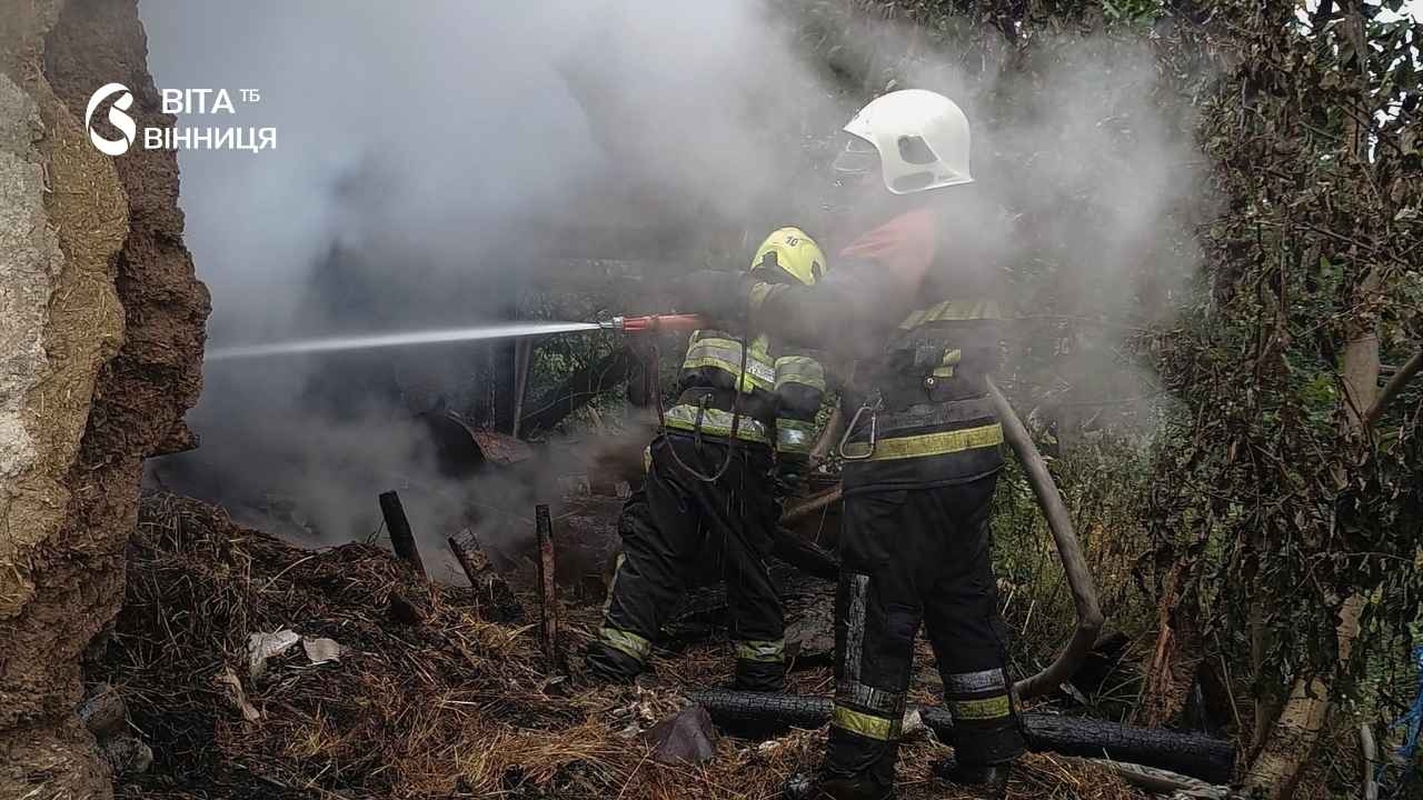 Пічне опалення та необережність: на Вінниччині за добу згоріли господарська будівля й горище