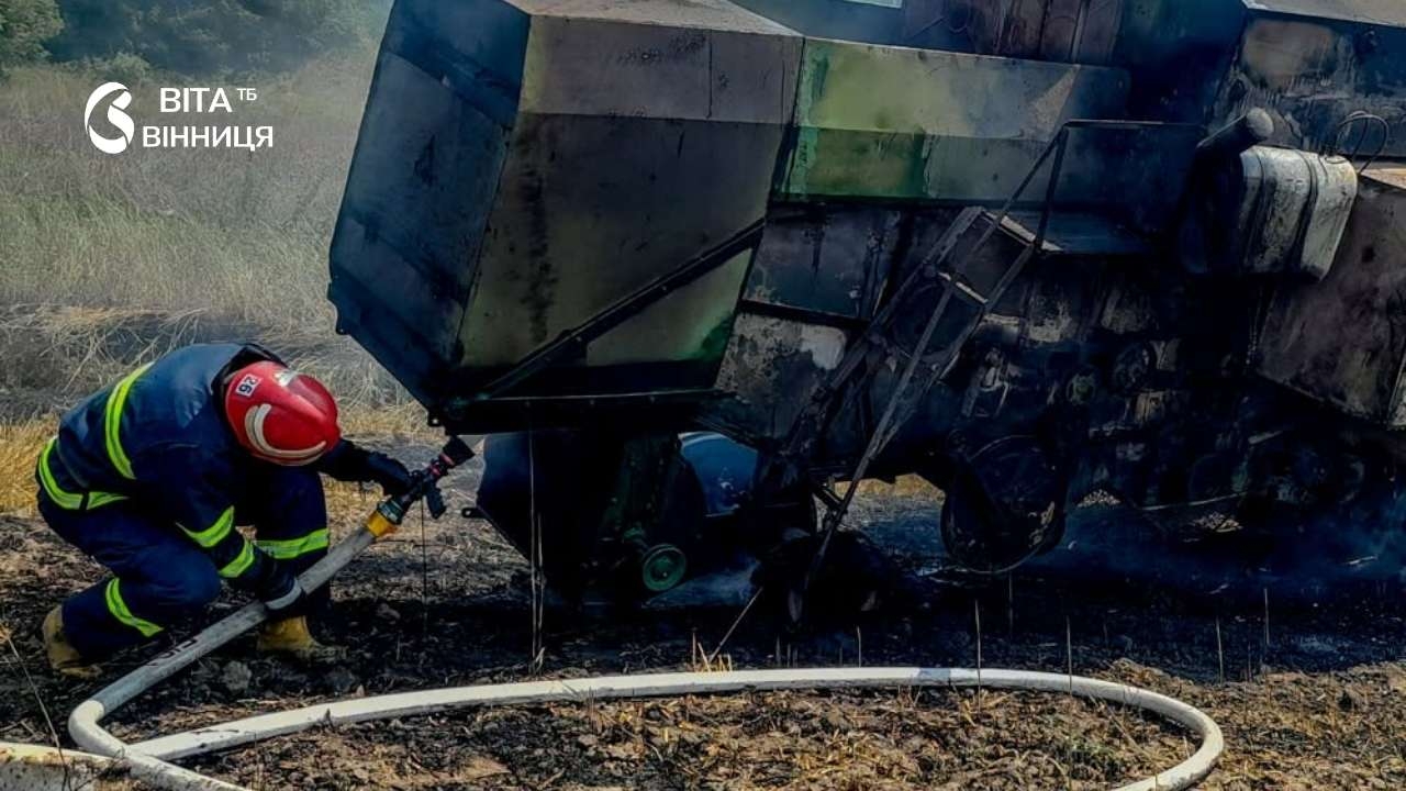 Під Погребищем через коротке замикання загорівся комбайн на полі