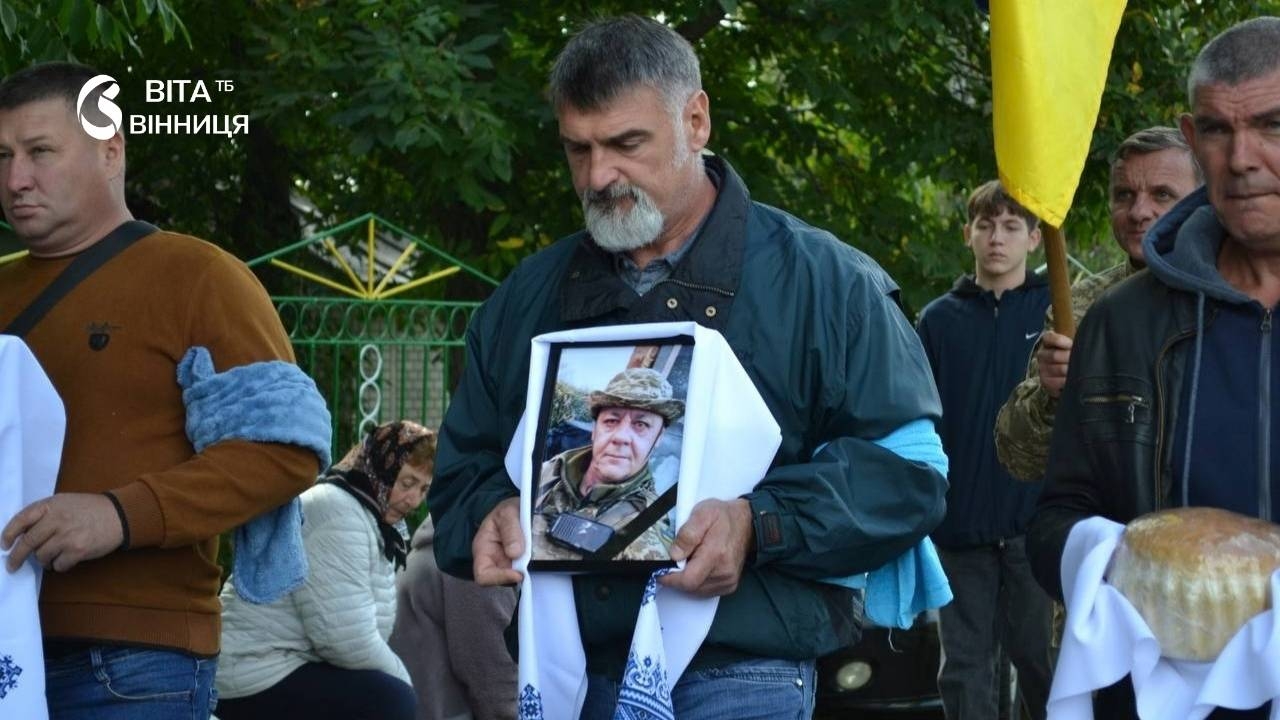 Помер на лікуванні під час служби: на Бершадщині провели в останню путь Героя-захисника
