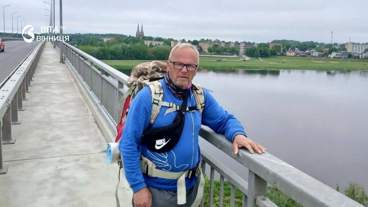 Понад 1400 км пішки: у Вінниці зустріли латвійського мандрівника-волонтера