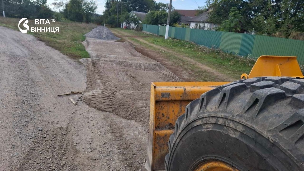 Понад 3,6 км підсипаних і впорядкованих доріг: на Калинівщині оновили вулиці