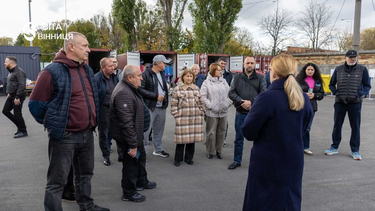 Понад 30 гостей з чотирьох громад вивчали, як у Вінниці приймають сміття на переробку