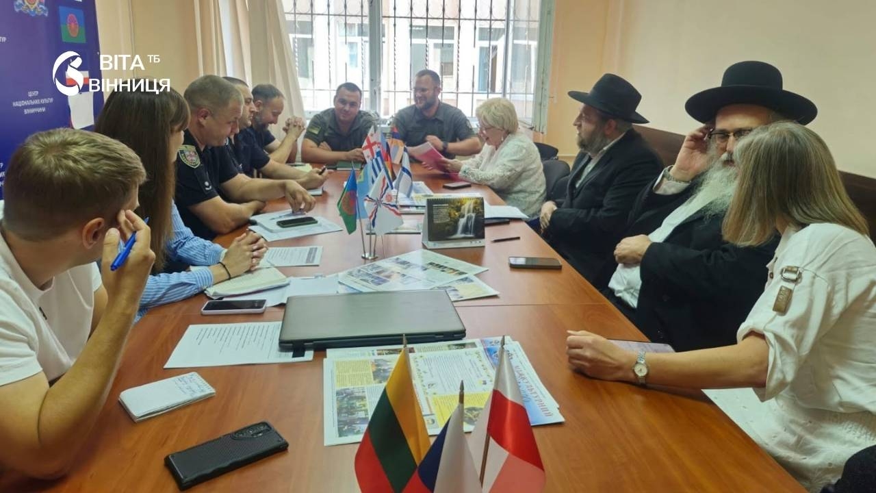 <p><strong>У Центрі національних культур Вінниччини відбулася координаційна нарада щодо забезпечення безпеки та належної організації руху паломників-хасидів, які прибуватимуть до України для святкування Рош га-Шана — єврейського Нового року. Цьогоріч свято відбудеться з 11 по 13 вересня.</strong></p> <p>Про це 14 серпня інформує <a href="https://vitatv.com.ua/" target="_blank" rel="noopener">ВІТА ТБ</a> посилаючись на <a href="https://www.facebook.com/profile.php?id=100064897138893" target="_blank" rel="nofollow noopener">Управління у справах національностей та релігій Вінницької ОДА</a>.</p> <blockquote> <p>В умовах воєнного стану першочерговим завданням залишається забезпечення безпеки. Важливо, щоб усі відповідальні служби діяли злагоджено та скоординовано, а пересування паломників територією області було організованим і контрольованим. Спільна та оперативна робота дозволить мінімізувати можливі ризики й забезпечити порядок на маршрутах, — зазначила виконувачка обов'язків начальника Управління у справах національностей та релігій обласної військової адміністрації Юлія Мандрика.</p> </blockquote> <p>У нараді взяли участь представники Управління у справах національностей та релігій обласної військової адміністрації, Головного управління Національної поліції у Вінницькій області, прикордонної та інших служб, а також представники єврейської релігійної громади та організацій, які забезпечують супровід паломників.</p> <h2>Понад 30 тисяч паломників лише з Ізраїлю</h2> <p>За попередніми оцінками, цього року очікується прибуття понад 30 тисяч паломників-хасидів лише з Ізраїлю. Крім того, прогнозується прибуття паломників з інших країн світу, кількість яких наразі уточнюється.</p> <p>Масовий приїзд паломників-хасидів розпочнеться вже 6 вересня. Значна частина транзитом проїжджатиме через територію Вінницької області з аеропортів Республіки Молдова та Румунії, перетинаючи державний кордон через пункти пропуску в межах Могилів-Подільського району. Також передбачається проїзд залізничним транспортом паломників, які п