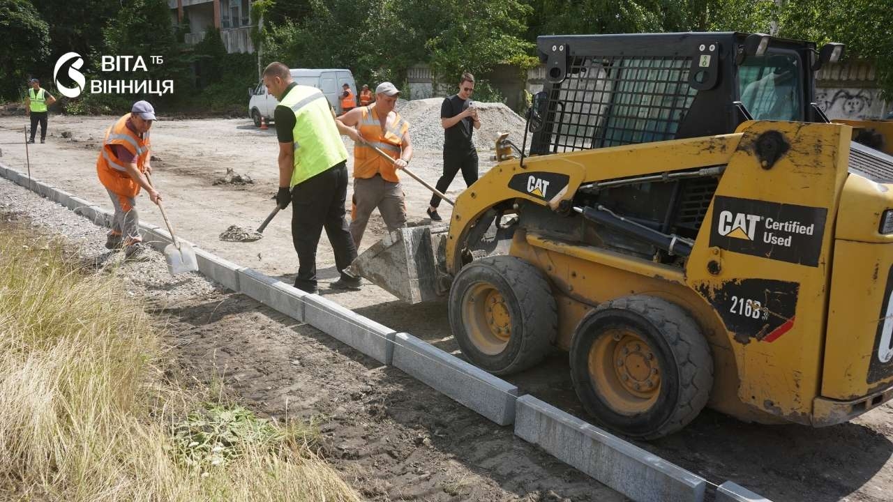 Пониження бордюрів і тактильна плитка: на вул.Зулінського у Вінниці облаштовують доступний міський простір