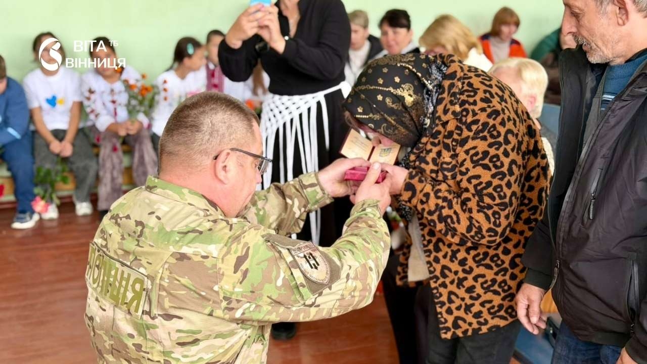Посмертний «Комбатантський хрест» і ордени «За мужність»: на Вінниччині вшанували двох полеглих поліцейських