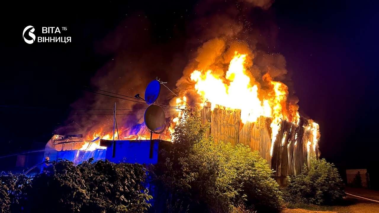 Пожежа на меблевому підприємстві у Браїлові: до гасіння залучили три підрозділи рятувальників