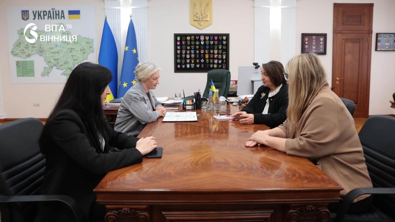 Зустріч керівництва Вінницької області з представницями ООН Жінки за столом переговорів у кабінеті