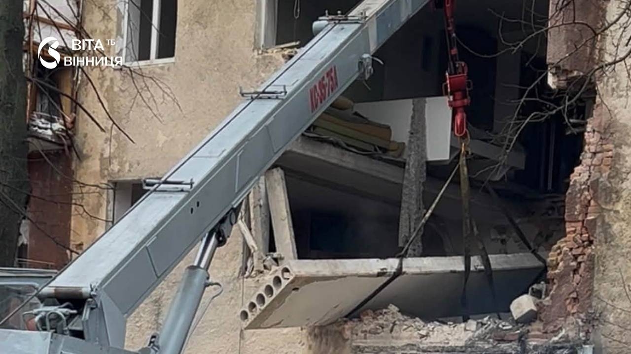 Розбирають завали у багатоповерхівці на Замості у Вінниці після влучання дрона