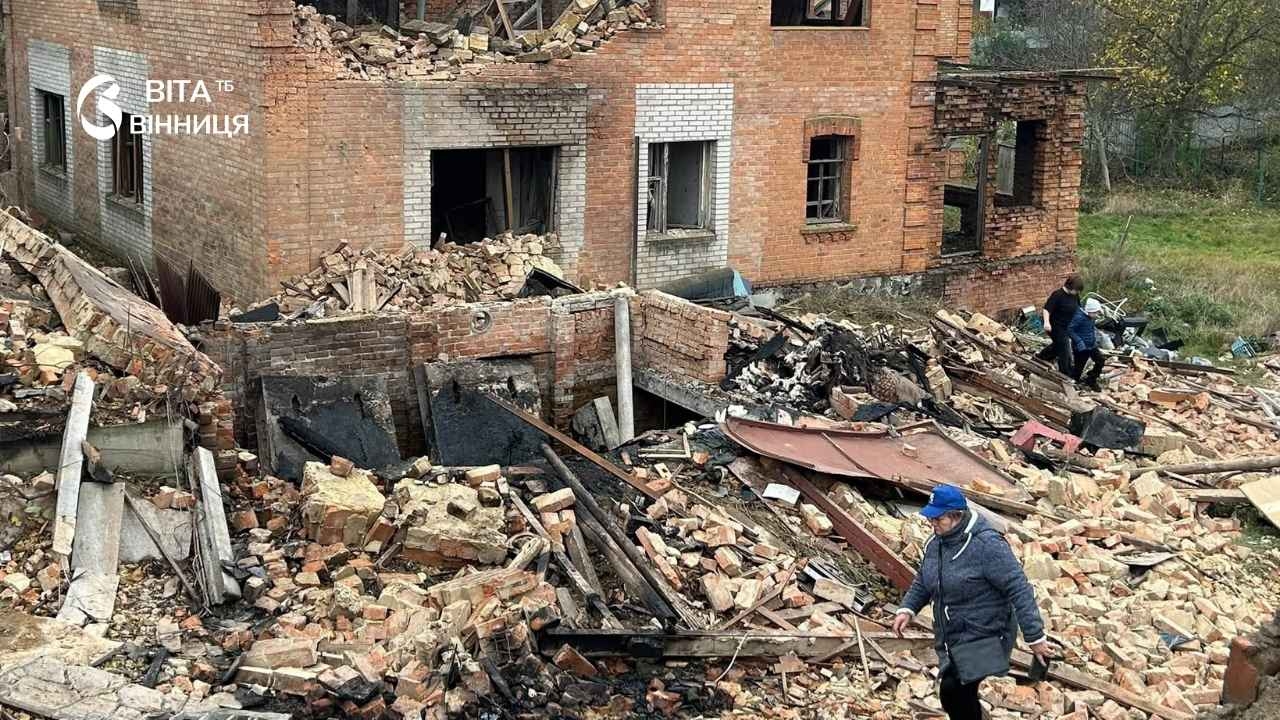 Розбирають завали у багатоповерхівці на Замості у Вінниці після влучання дрона