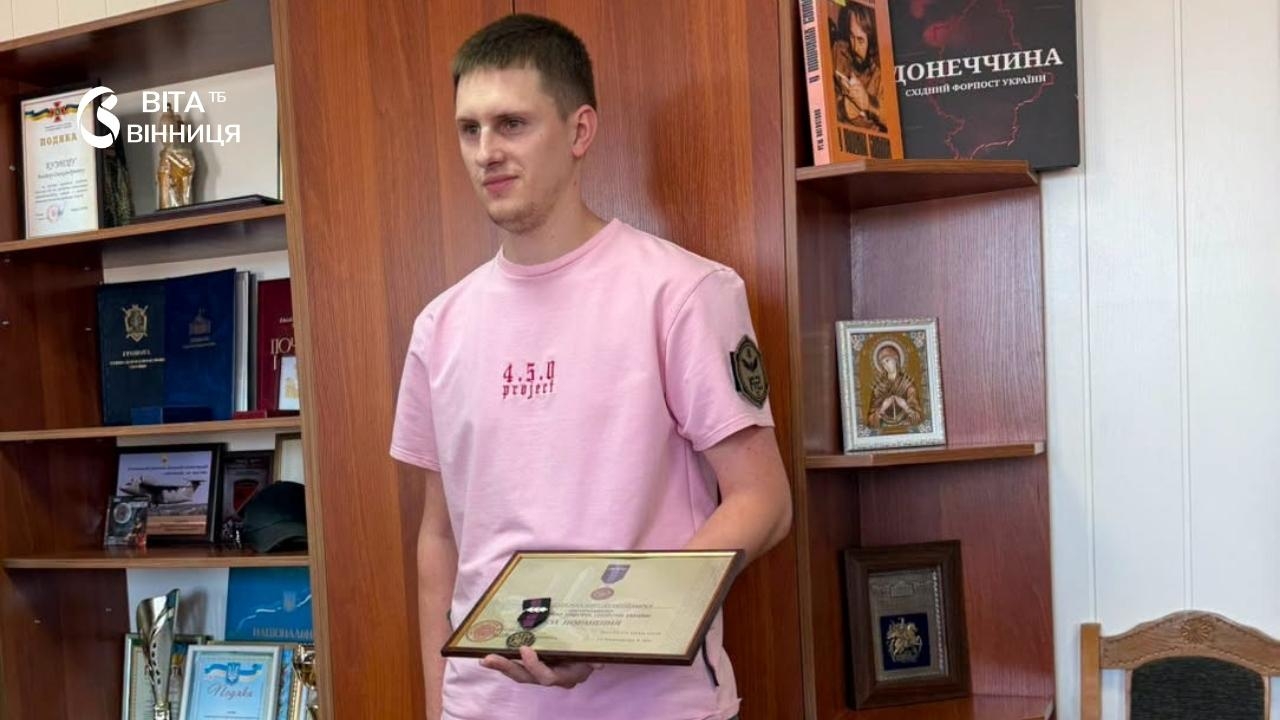 Штурмовик з Донеччини отримав медаль «За поранення» під час реабілітації у Хмільнику