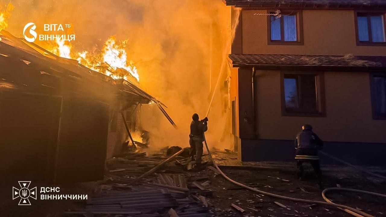 Сім пошкоджених осель і пожежа: наслідки ранкового удару по Вінниччині