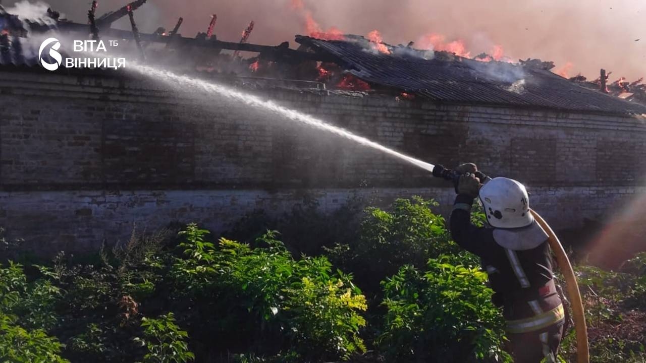 Склад із 300 тоннами зерна й соняшнику загорівся у Джулинській громаді