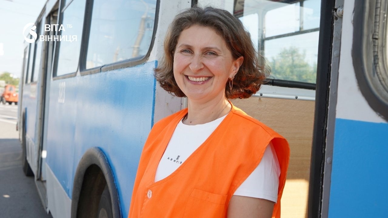 Служила на Куп'янському напрямку, тепер навчається у Вінниці керувати тролейбусом