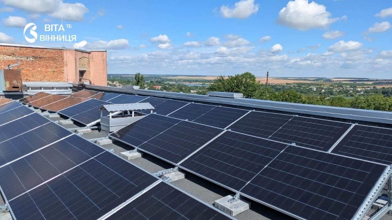 Сонячна станція на даху лікарні Тульчина вже заощадила громаді 165 тис. грн