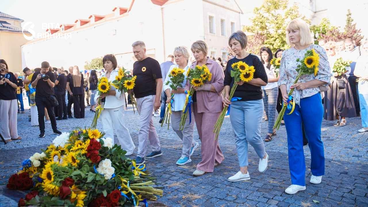 Соняхи як символ болю та вдячності: у Вінниці вшанували пам’ять полеглих Захисників і Захисниць України