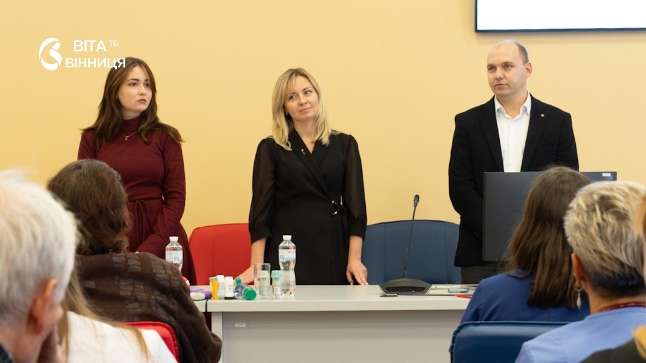 Лікарка-пульмонологиня показує, як користуватися інгалятором, у медичному об'єднанні у Вінниці