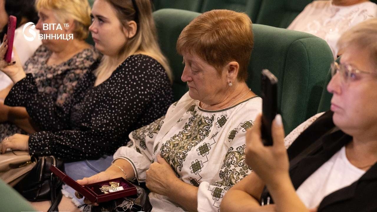 Срібне серце, розбите на тисячі уламків: у Вінниці вручили ще 30 Почесних знаків матерям Героїв