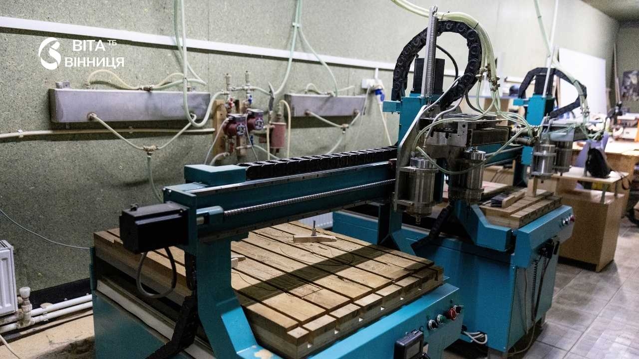 Сувеніри та скриньки з гербом Вінниці: ветеран запустив власне виробництво за 250 тисяч гривень від міста