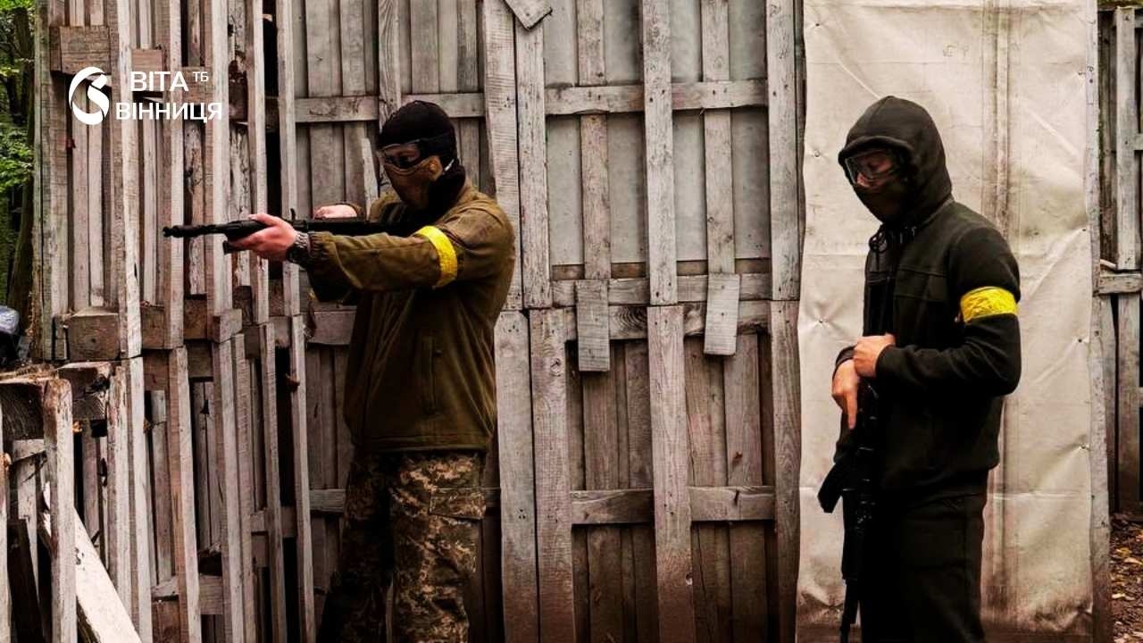 Тактична медицина, зброя і мінна безпека: молодь Вінниччини вчилася діяти в надзвичайних ситуаціях
