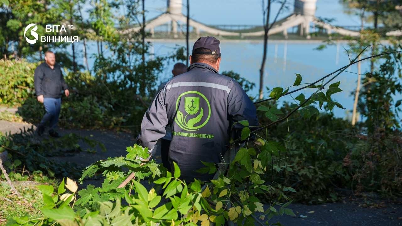 Техніка не могла дістатися — допомогли люди: у Вінниці розчистили прибережну зону скверу «Кумбари»
