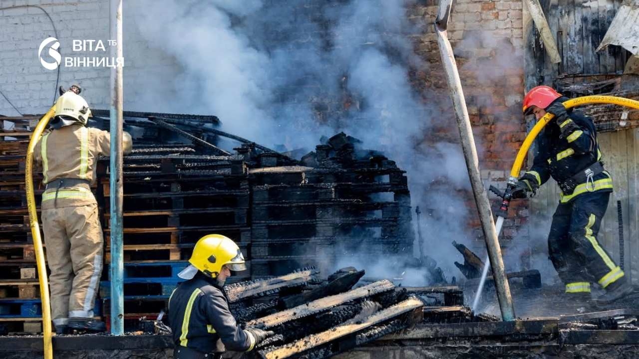 Троє постраждалих у реанімації після ворожого удару на Вінниччині: на місці працюють рятувальники й поліція
