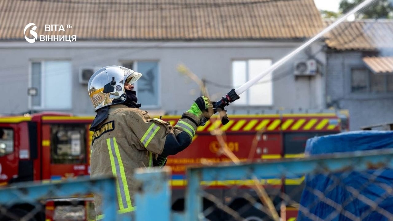 Троє постраждалих у реанімації після ворожого удару на Вінниччині: на місці працюють рятувальники й поліція