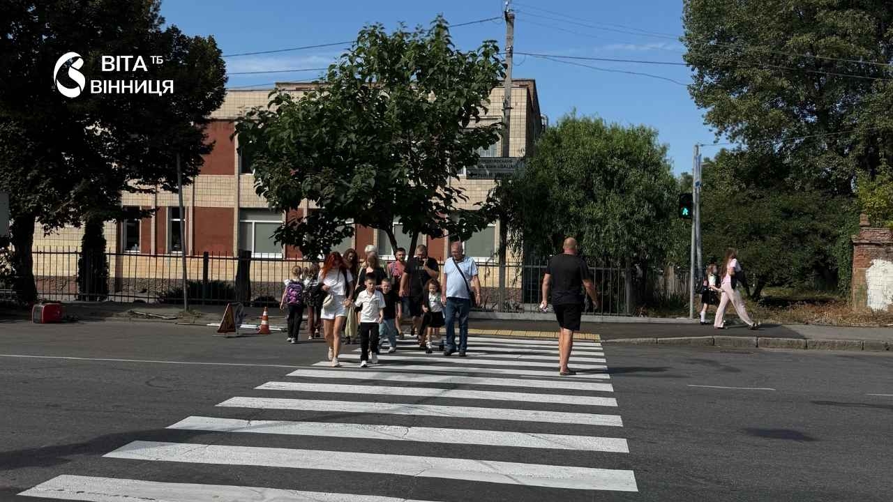Три напрямки одразу: як новий світлофор на Шимка організує рух вінницьких пішоходів