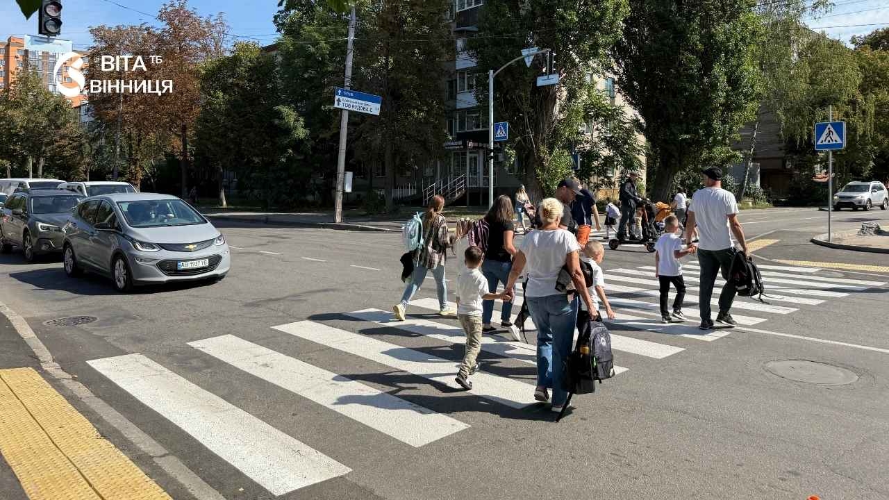 Три напрямки одразу: як новий світлофор на Шимка організує рух вінницьких пішоходів