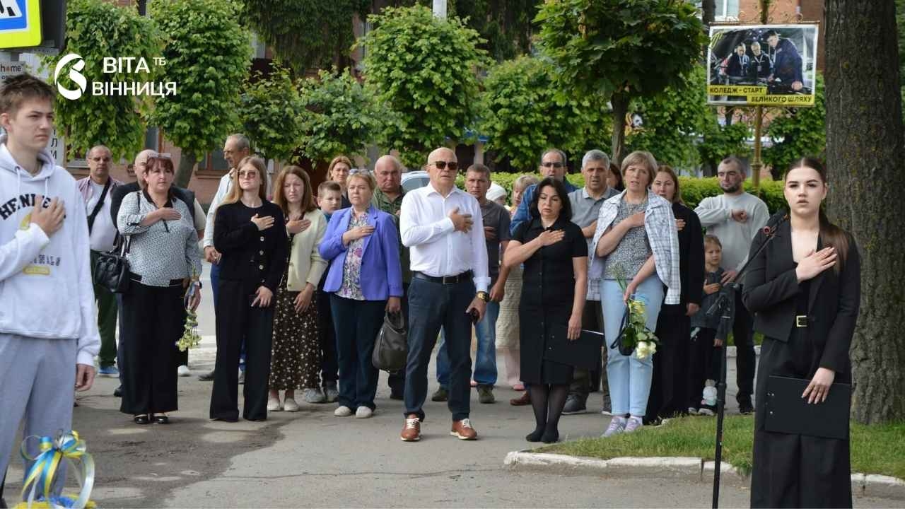 У Барському коледжі відкрили мурал на честь Героя-випускника