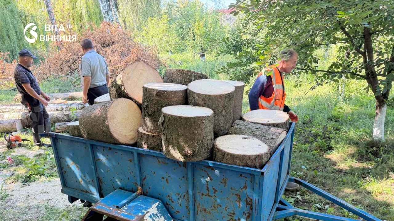 У Калинівській громаді заготовляють дрова для комунальних закладів
