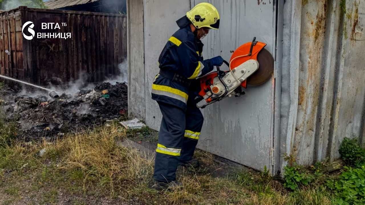 У Козятині вогонь від сміття пошкодив скутер у гаражі
