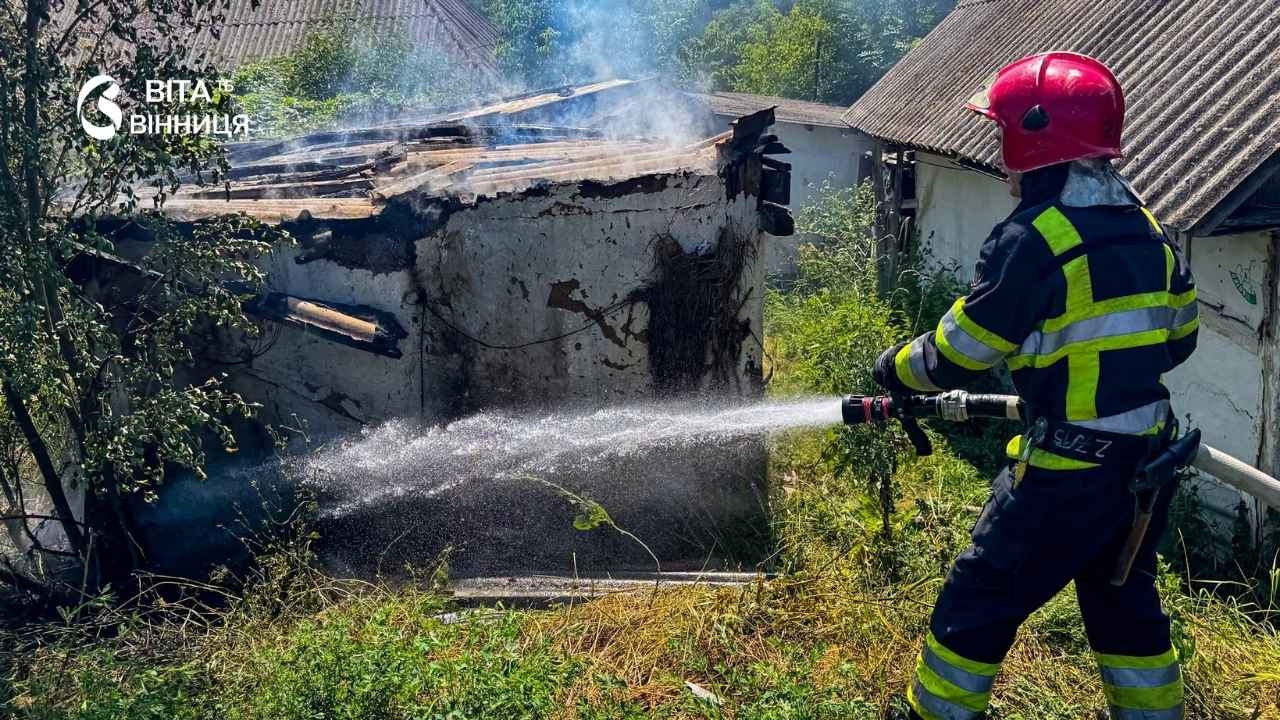 У Ладижині рятувальники евакуювали 15 людей через пожежу в коморі