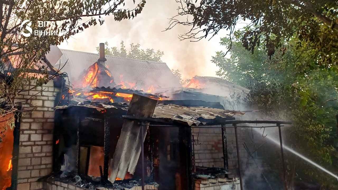 У Ладижині рятувальники врятували 80-річну жінку з палаючого будинку