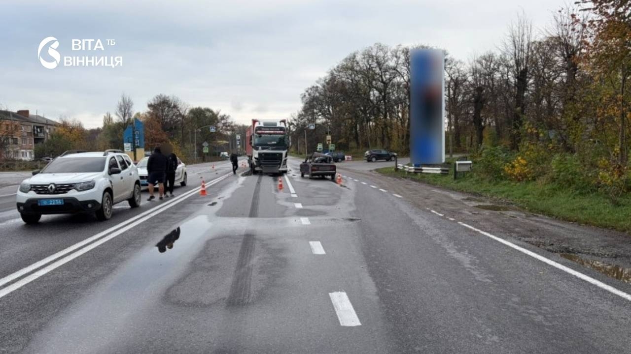 У Літині ВАЗ зіткнувся з вантажівкою VOLVO 72-річного водія госпіталізували