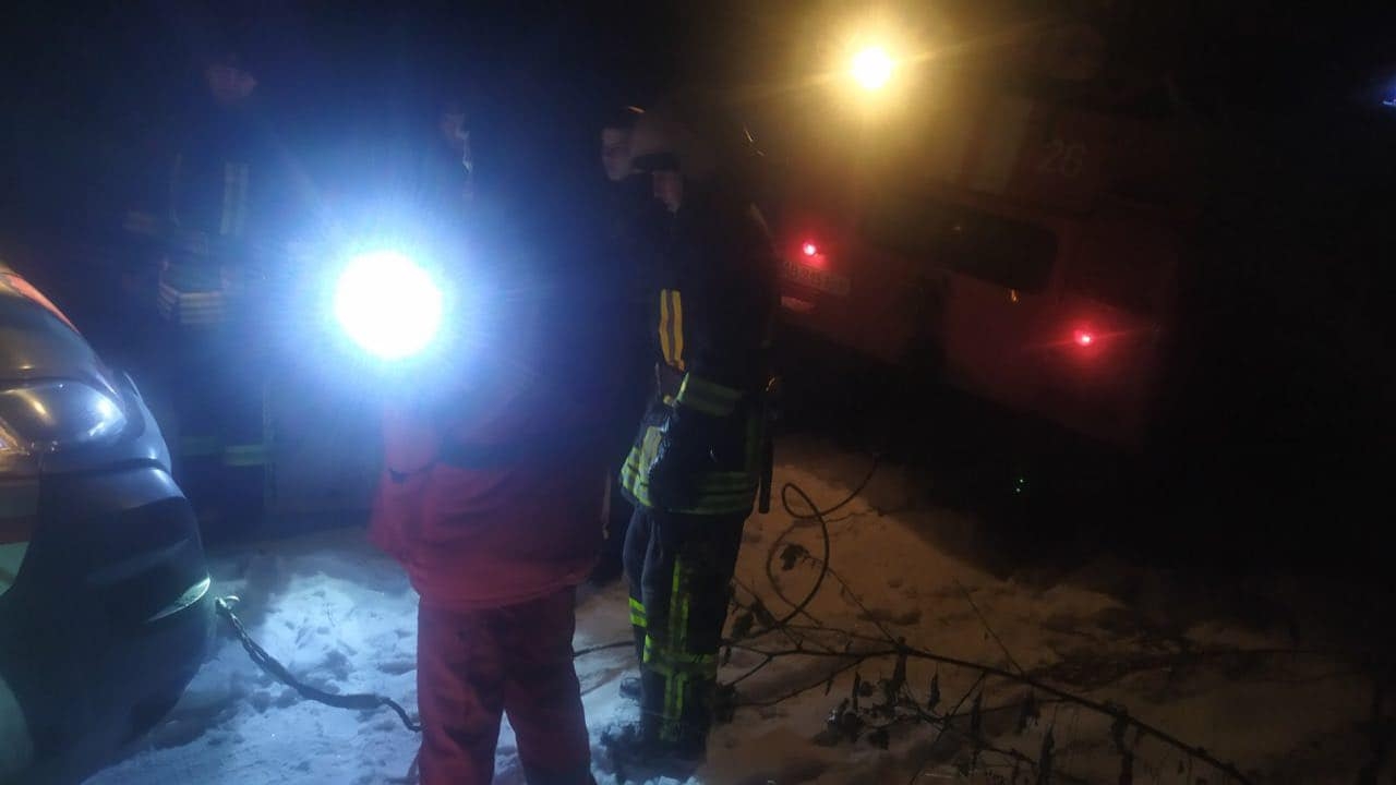 У Погребищі рятувальники буксирували "швидку", яка не могла виїхати