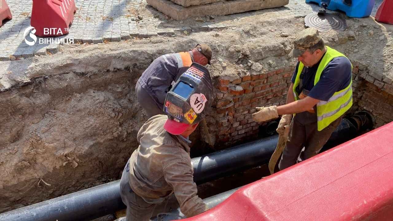 У центрі Вінниці прокладають нову тепломережу: виконано більше половини робіт