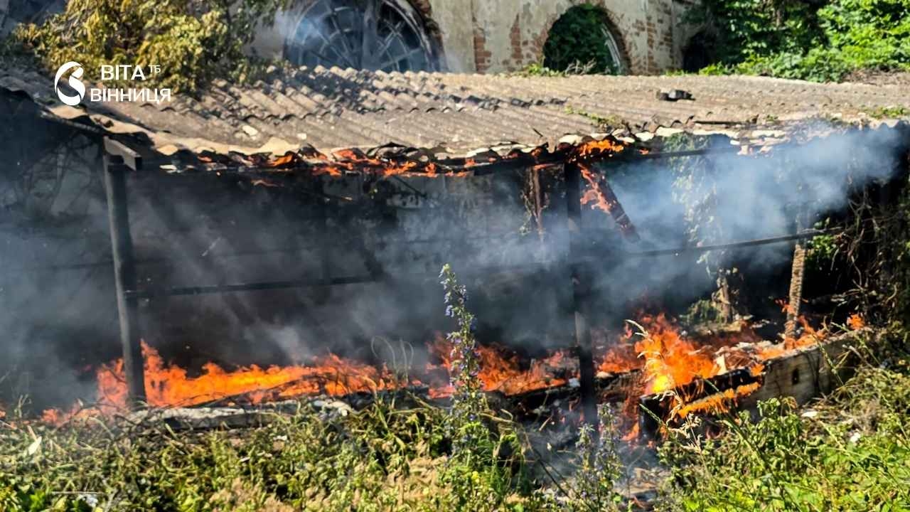 У Тульчині згорів піднавіс з дровами біля Фахового коледжу культури